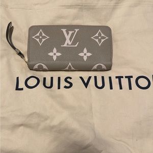 Louis Vuitton Dove/Cream Zippy Wallet